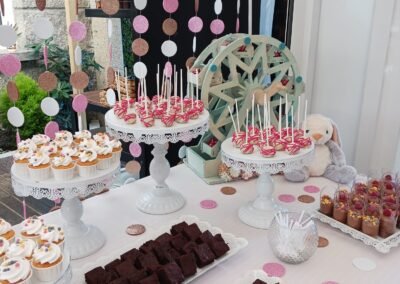 Mesa dulce con brownies y cupcales decorada en rosas