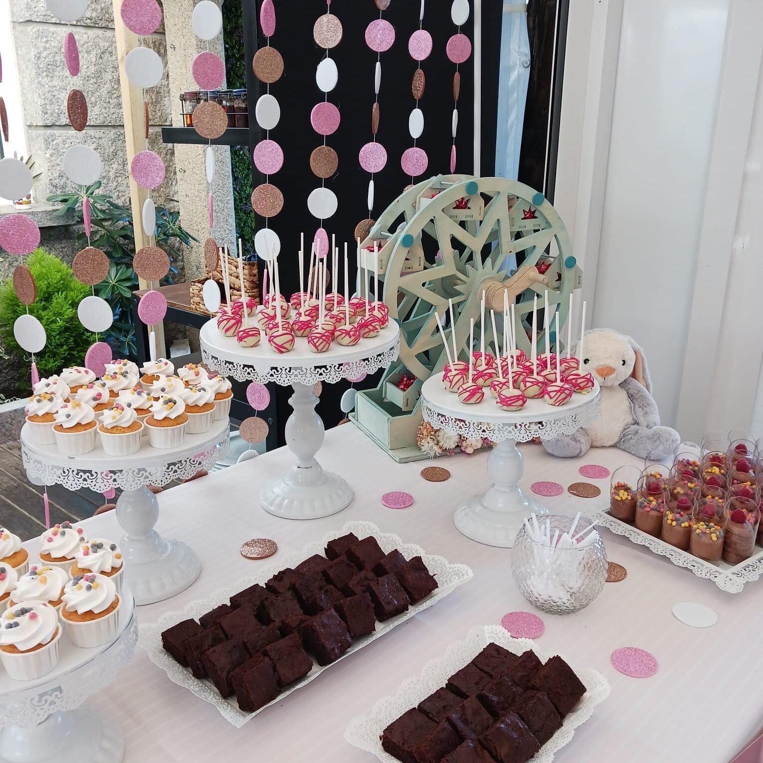 Mesa dulce con brownies y cupcales decorada en rosas