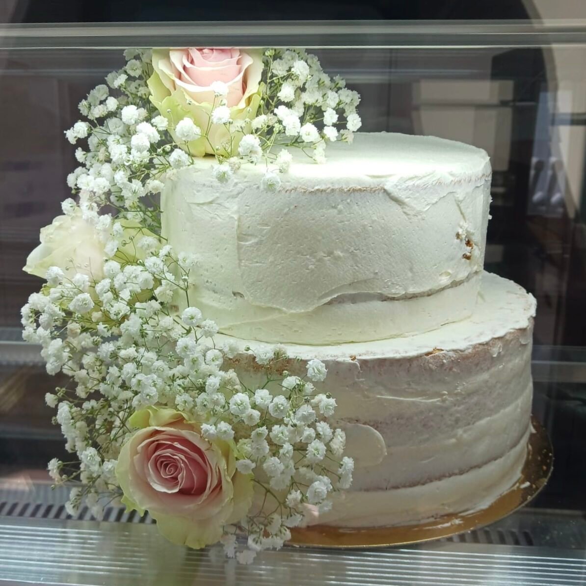 Tarta de boda con decorados florales